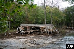 Una casa dañada en Black Mountain, Carolina del Norte, el 3 de octubre de 2024, tras el paso del huracán Helene. (Foto de Allison Joyce / AFP)