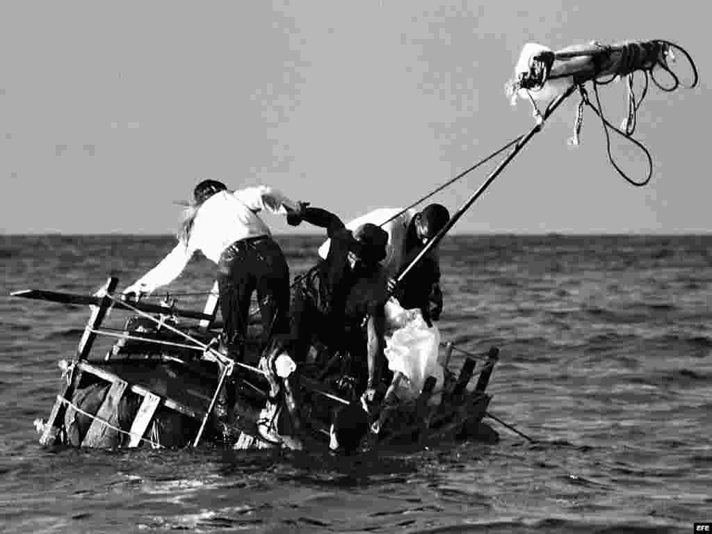 "La caída IV (1994)" - foto del historiador de arte y curador Willy Castellanos.