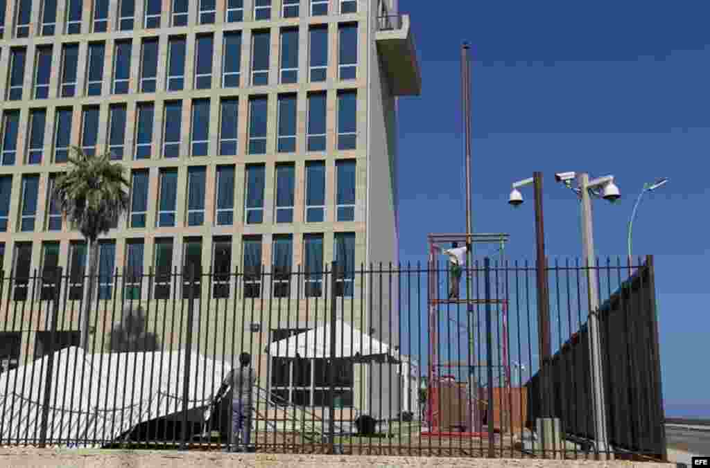 La Embajada de EEUU en La Habana se encuentra en la calle Calzada entre L y M, en el barrio El Vedado.