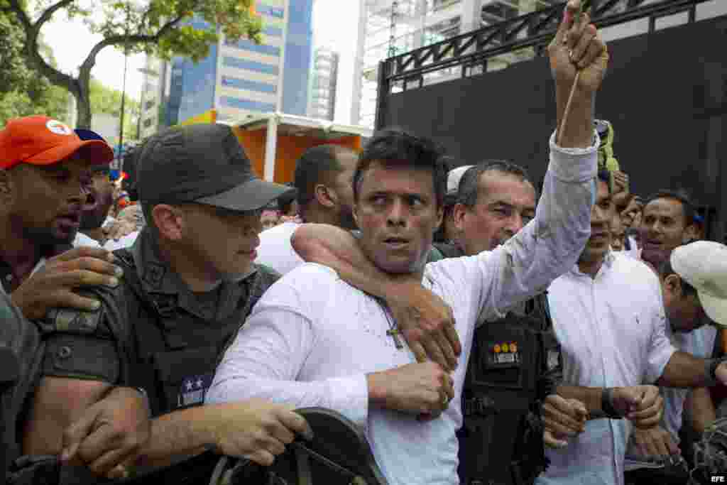El líder del partido Voluntad Popular, Leopoldo López, se entregó a funcionarios de la Guardia Nacional, minutos después de pronunciar un enardecido discurso en la Plaza Brion de Caracas.