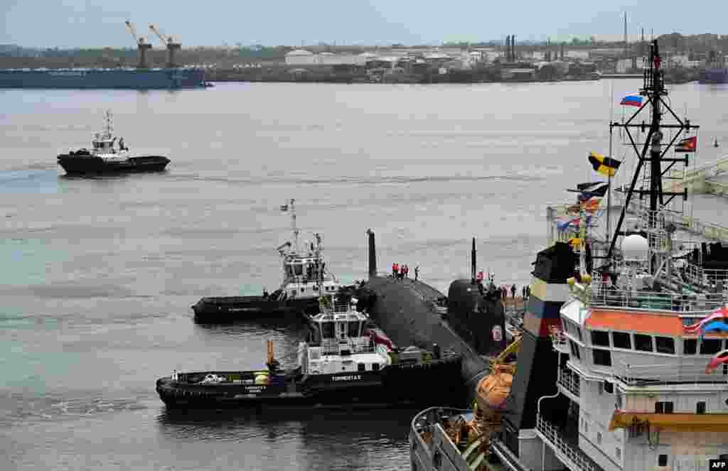 El submarino ruso de propulsión nuclear Kazán, parte del destacamento naval ruso que visita Cuba, atraca en el puerto de La Habana el 12 de junio de 2024. YAMIL LAGE / AFP)