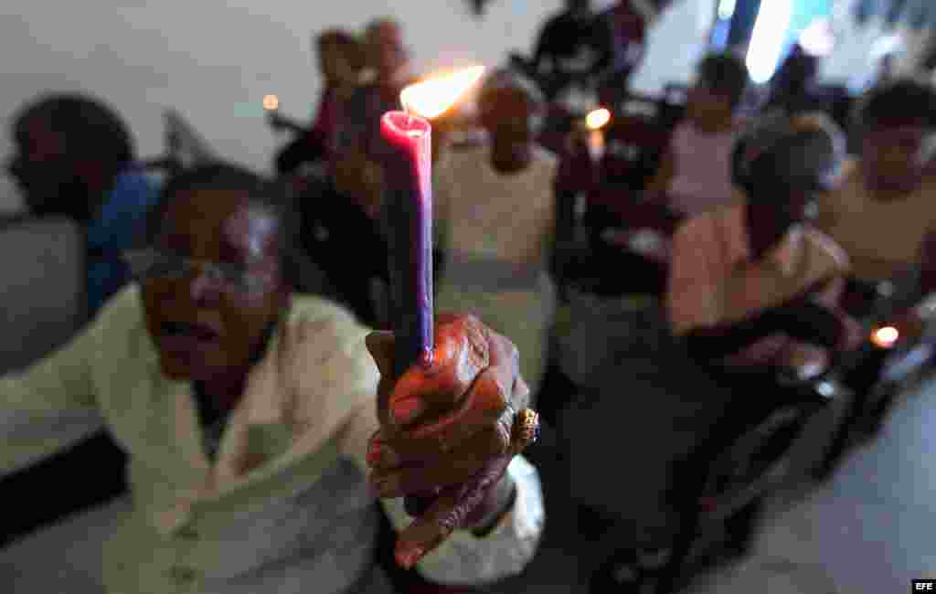 Funcionarios de la embajada de Venezuela en Cuba asisten el martes 8 de enero de 2013, a una misa por la salud del presidente venezolano Hugo Chávez en el santuario de la Virgen de Regla en La Habana (Cuba)