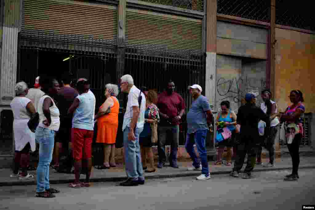 Cubanos hace fila para comprar pollo en una tienda subsidiada o "bodega" en La Habana. La mayoría de los cubanos (78,6%) asegura que no recibe ningún tipo de asistencia social por parte del Estado. REUTERS/Alexandre Meneghini