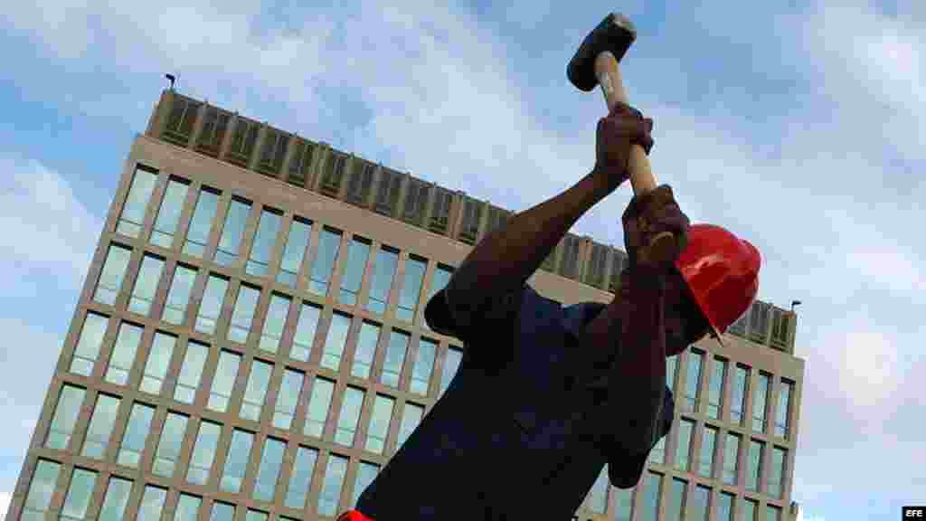 Obreros de construcción trabajan en una ampliación de la "Tribuna Antiimperialista" José Martí ubicada frente a la Sección de Intereses de EEUU en La Habana.