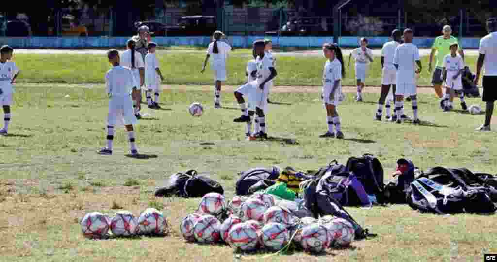 Niños cubanos participan en una clínica de fútbol impartida por entrenadores de la Fundación Real Madrid, del 14 al 18 de noviembre de 2016, en La Habana (Cuba). 