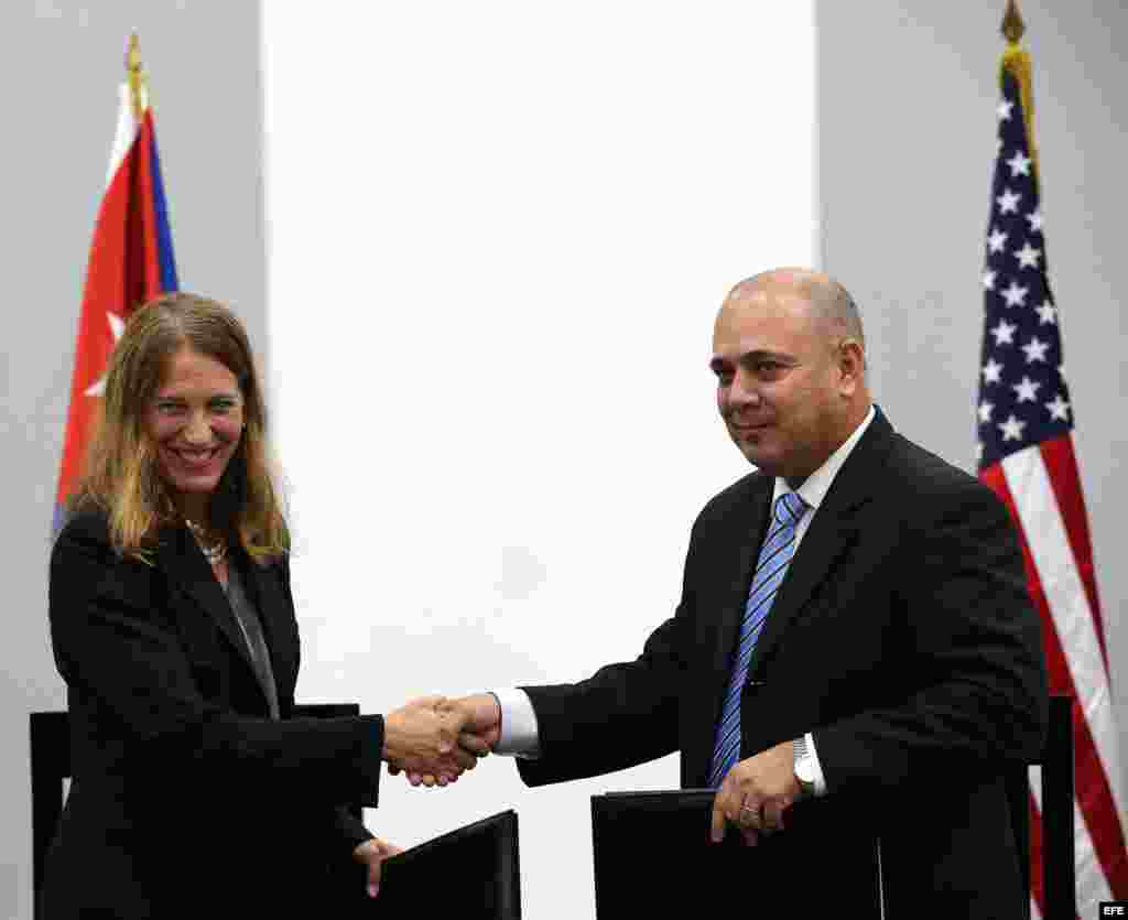  La secretaria de Salud y Servicios de EEUU, Sylvia Burwell (i), y el ministro de Salud de Cuba, Roberto Morales (d), tras firmar hoy, jueves 20 de octubre de 2016, un memorando de entendimiento en el área de control, investigación, vigilancia, monitoreo y evaluación del cáncer, en La Habana.