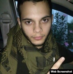 Esteban Santiago.