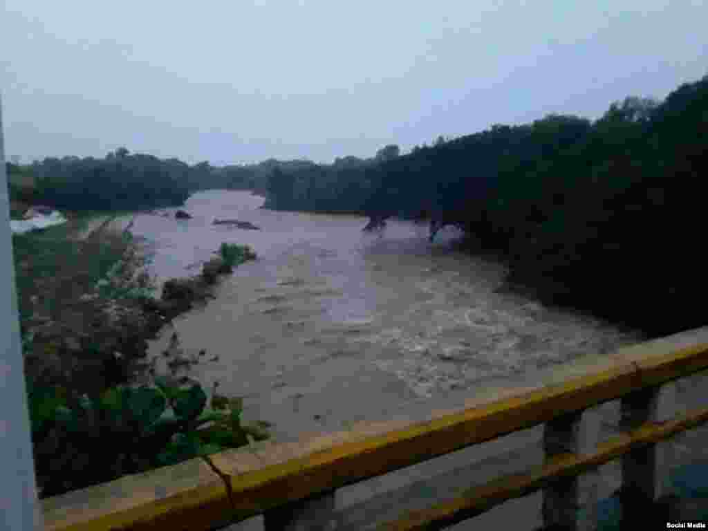  Intensas lluvias en río de Manicaragua tras las lluvias de Eta Tomado deTwitter Diario Vanguardia Villa Clara