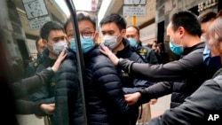 Imagen del acoso a la prensa: el editor del medio online Stand News, Patrick Lam, es detenido por la policía de Hong Kong el 29 de diciembre de 2021. (AP/Vincent Yu).