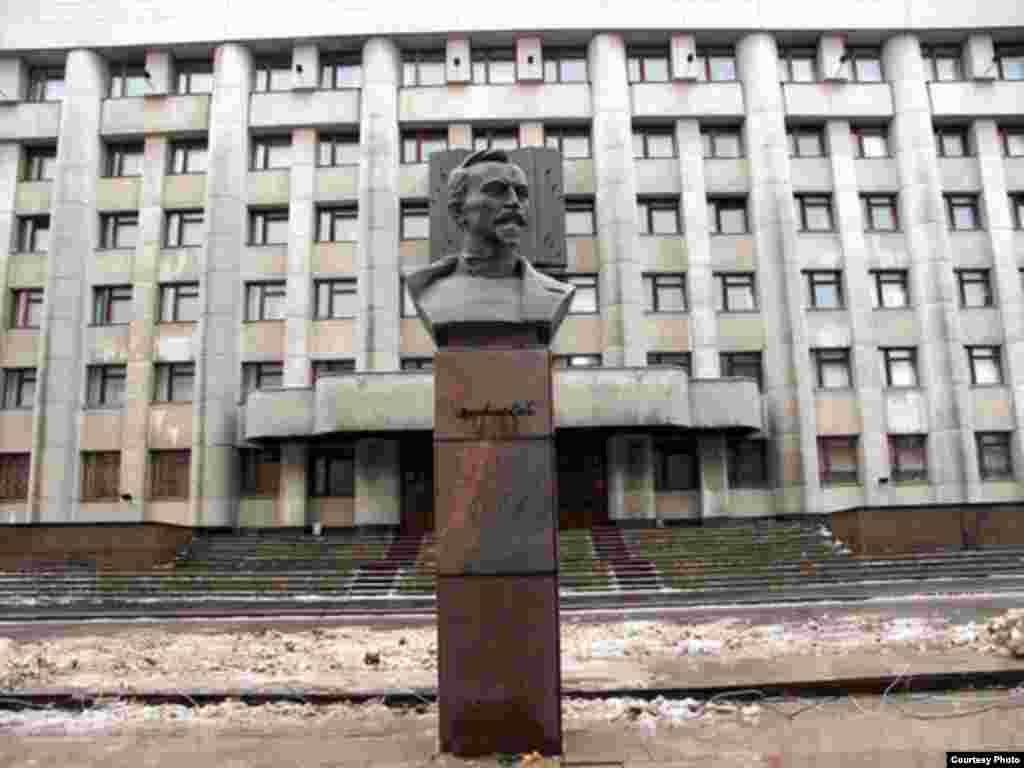 Busto de Dzerzhinki frente a sede del ministerio del interior en Nizhni Novgorod, Rusia.