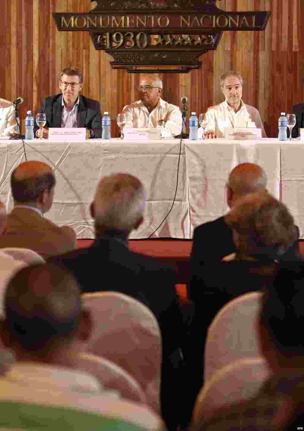 El presidente de la Xunta de Galicia, Alberto Núñez Feijoo (i), junto al presidente de la Cámara de Comercio de Cuba, Orlando Hernández (c) y el embajador de España en la isla, Juan Francisco Montalbán (d), durante la inauguracion del Foro Económico Cuba