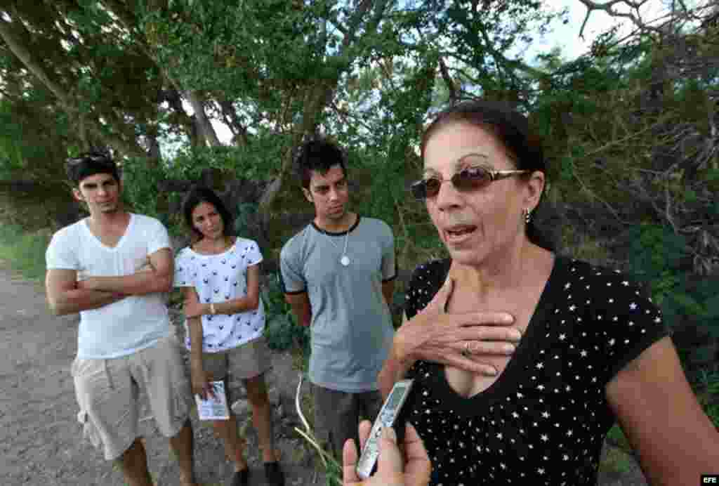 Familia de Payá visitó el sábado 6 de octubre el lugar donde se produjo el accidente en el que murieron Oswaldo Payá y Harold Cepero en las inmediaciones de Bayamo