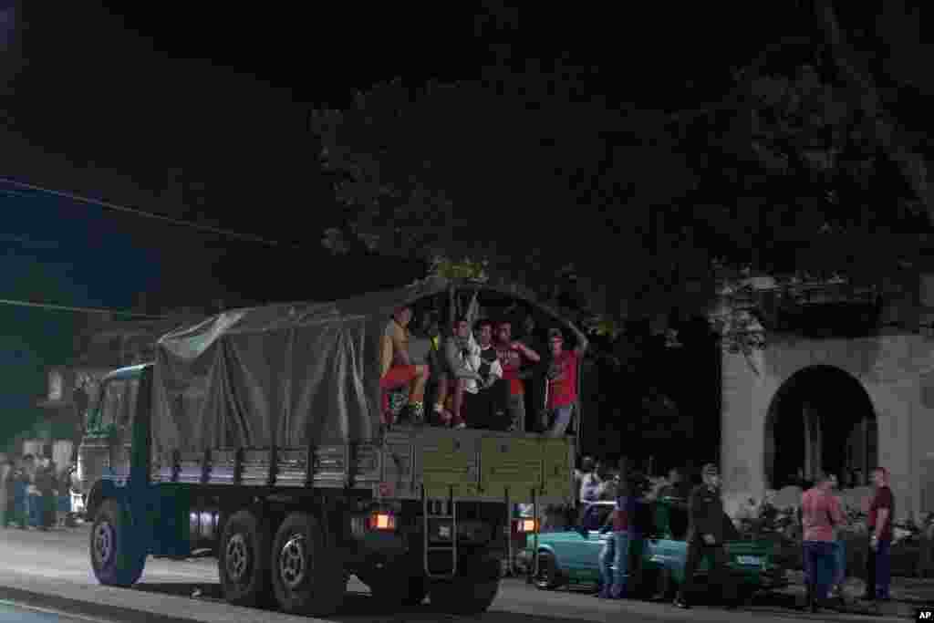Patrulla de Respuesta Rapida vestida de civil en un camión militar durante una protesta para pedir que se restablezca la energía después de seis días de apagones debido a la devastación del huracán Ian en La Habana, Cuba. (AP Photo/ Ramon Espinosa)