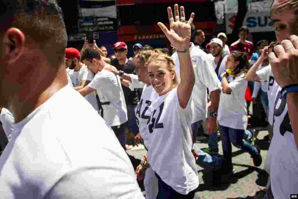 Lilian Tintori (C), esposa del líder venezolano Leopoldo López junto a miles de personas participa en una manifestación denominada "Toma de Caracas", una marcha convocada hace semanas por la alianza de partidos Mesa de la Unidad Democrática (MUD)