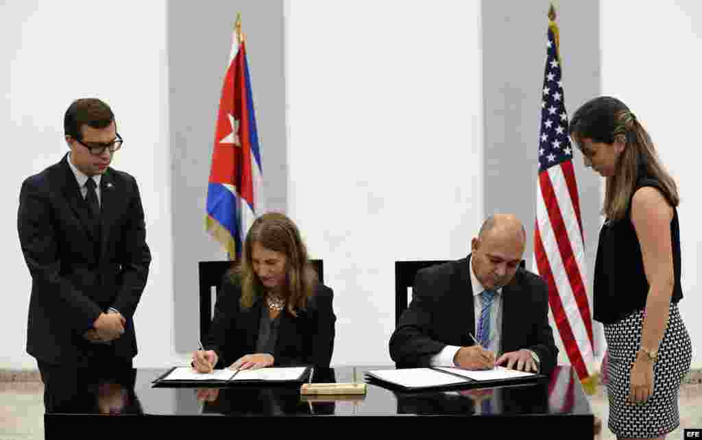  El ministro de Salud de Cuba, Roberto Morales (i), y la secretaria de Salud y Servicios de EE.UU., Sylvia Burwell (d), se reúnen hoy, jueves 20 de octubre de 2016, en La Habana