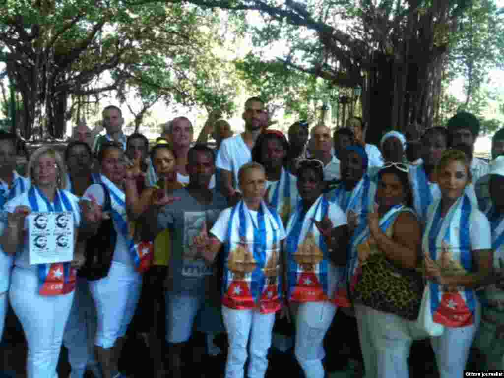 El grafitero cubano Danilo Maldonado, "El Sexto", liberado esta semana, asiste al parque Gandhi este domingo para agradecer a las Damas de Blanco y los activistas la solidaridad y el apoyo durante los 10 meses que estuvo encarcelado.