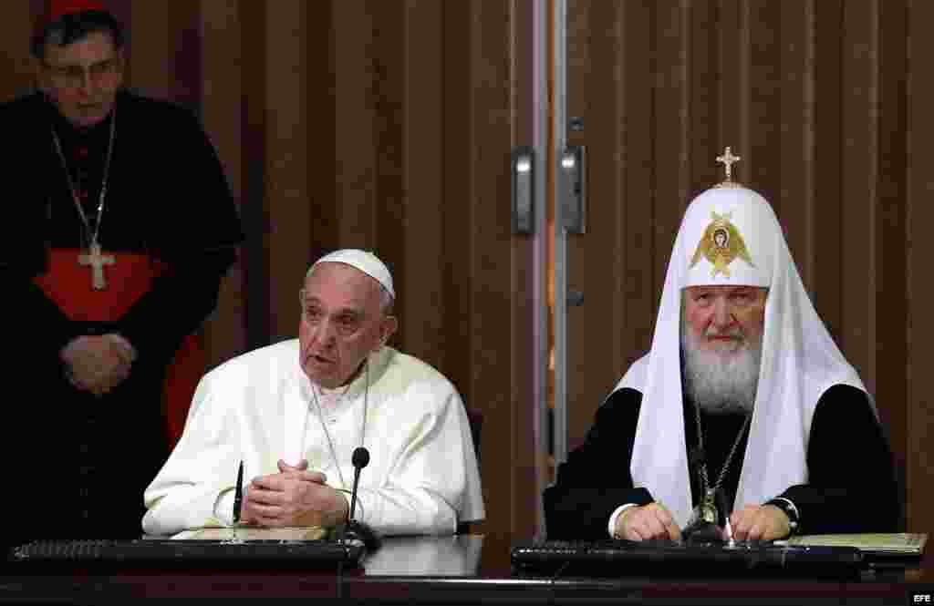 El papa Francisco se reúne con el patriarca ortodoxo ruso Kirill en el aeropuerto José Martí de La Habana.