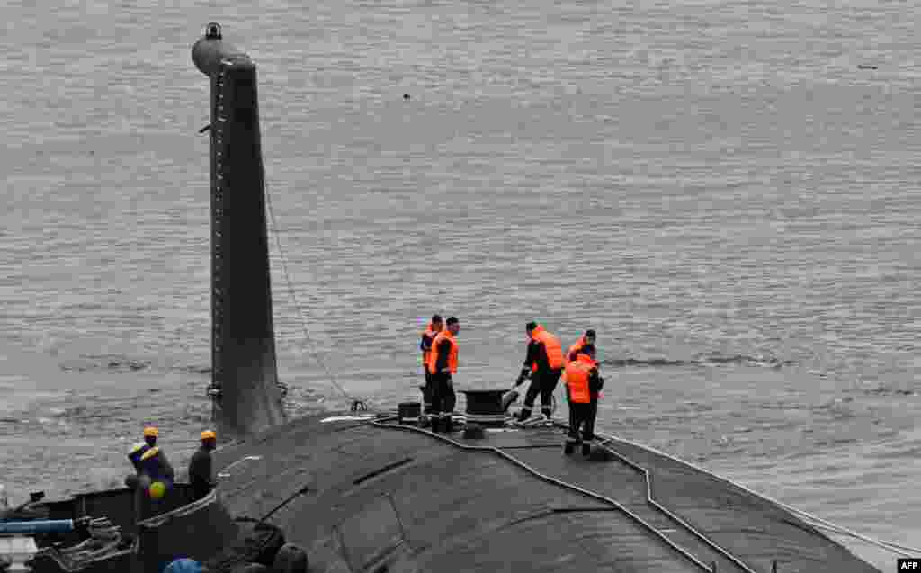 El submarino ruso de propulsión nuclear Kazán, parte del destacamento naval ruso que visita Cuba, atraca en el puerto de La Habana el 12 de junio de 2024. YAMIL LAGE / AFP)