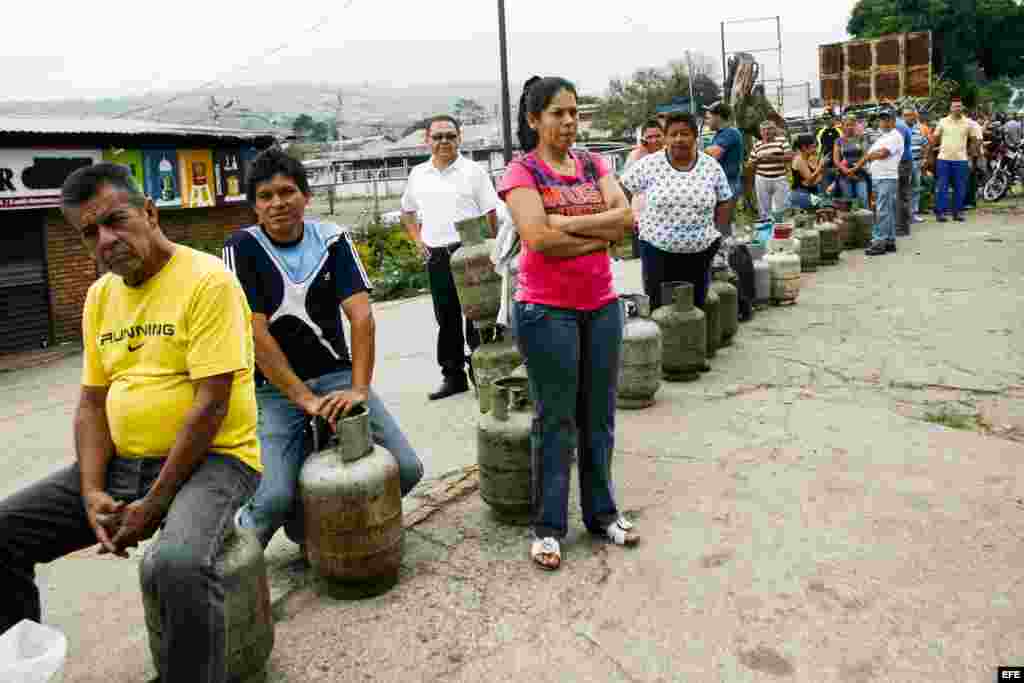 Un grupo de personas espera para poder comprar gas en San Cristóbal.