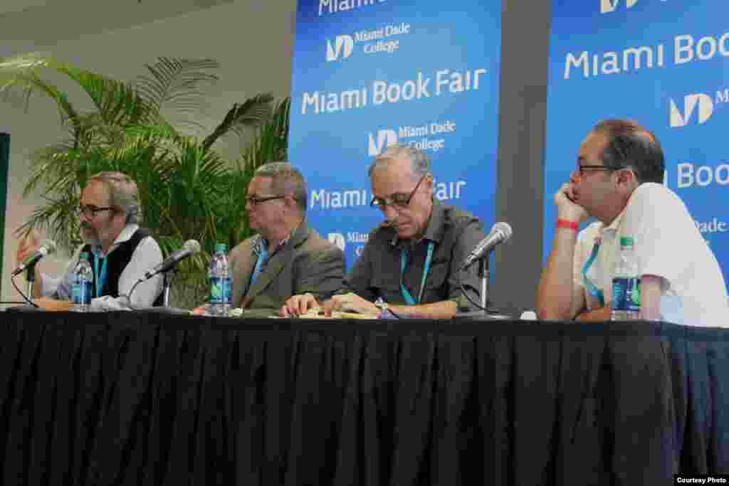 Integrantes de la mesa de discusión "El cuento vivito y coleando". Ubaldo Medina, Luis de la Paz, José M. Fernández Pequeño y Manuel (Many) López (i-d).