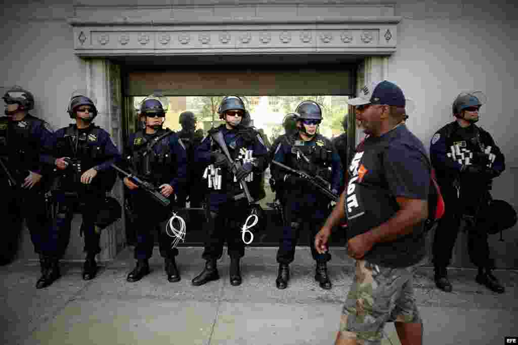 Policías cercanías al Quicken Loans Arena, donde se realiza la Convención Republicana 2016
