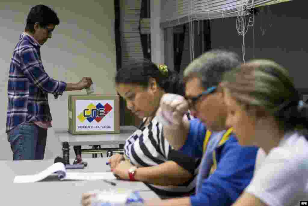 Los colegios electorales de Venezuela abrieron hoy para que casi 19,5 millones de ciudadanos convocados puedan votar para renovar la unicameral Asamblea Nacional.
