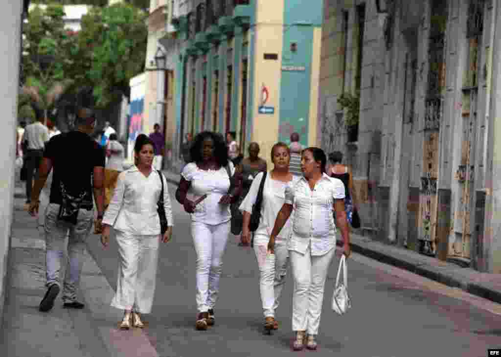 De izquierda a derecha, la hija de la fallecida opositora Laura Pollán, Laura María Labrada (i), Berta Soler, Odalys Sanabria y Magalis Norbi.