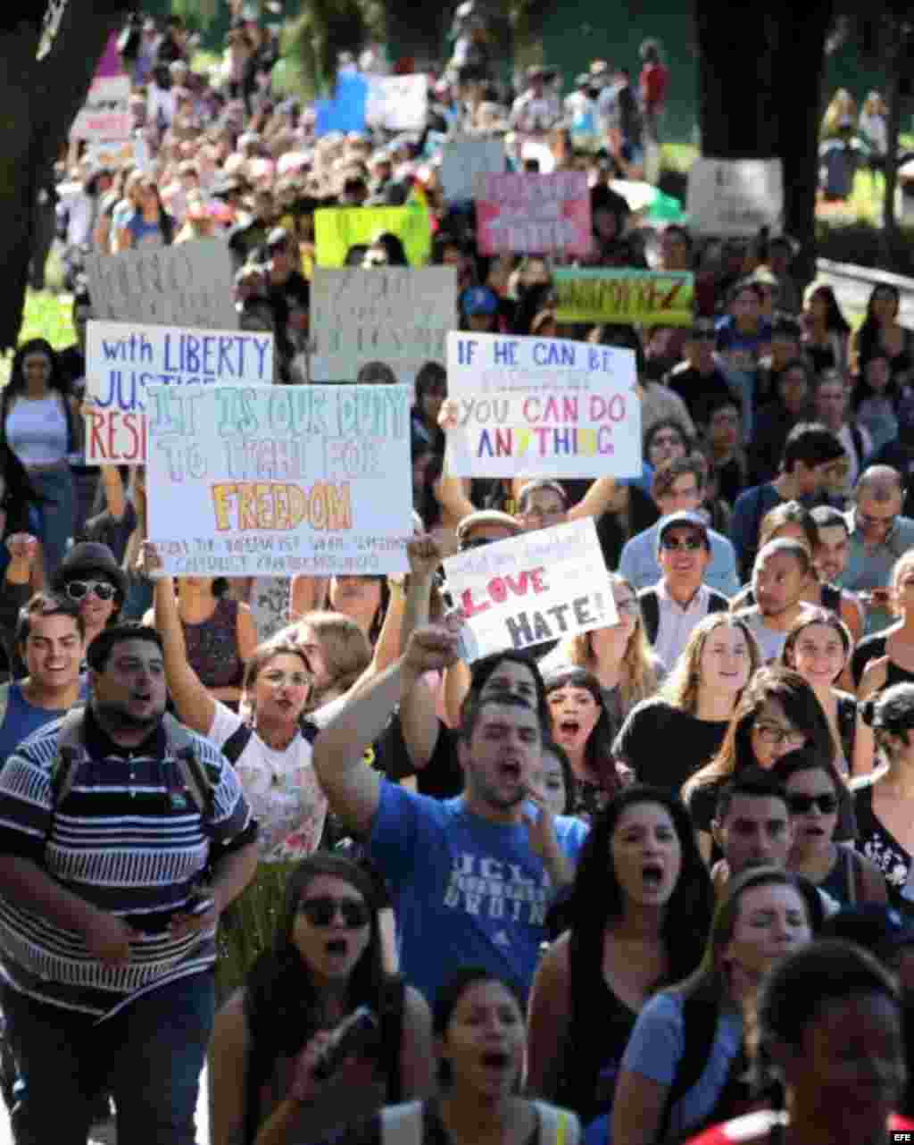 Protesta de estudiantes y activistas contra la elección del candidato Republicano Donald Trump como presidente de EEUU, en la Universidad de California, en Los Ángeles. 