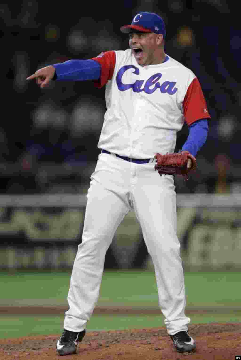 El lanzador Miguel Lahera celebra tras retirar al australiano Brad Harman en la novena entrada del juego en que Cuba derrotó a Australia en el Clásico Mundial de Béisbol, celebrado en el estadio Tokyo Dome de Tokio (Japón). 