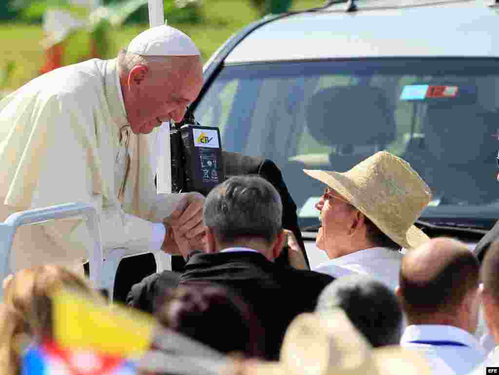 El papa Francisco saluda a Raúl Castro (d), a su llegada a Holguín.