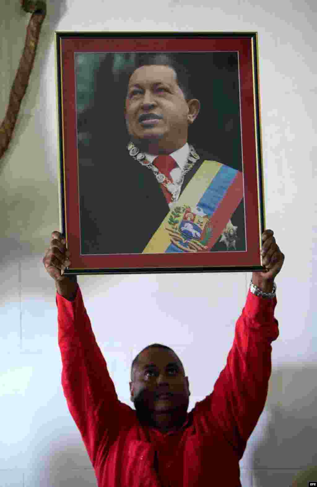 Funcionarios de la embajada de Venezuela en Cuba asisten el martes 8 de enero de 2013, a una misa por la salud del presidente venezolano Hugo Chávez en el santuario de la Virgen de Regla en La Habana (Cuba).