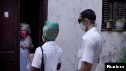 Estudiantes de Medicina hacen control epidemiológico en La Habana. (REUTERS/Alexandre Meneghini).