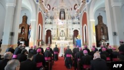Misa en el Santuario de la Virgen de la Caridad del Cobre, en Santiago de Cuba a la que asistió el papa Benedicto XVI en 2012. OSSERVATORE ROMANO / VATICAN / AFP