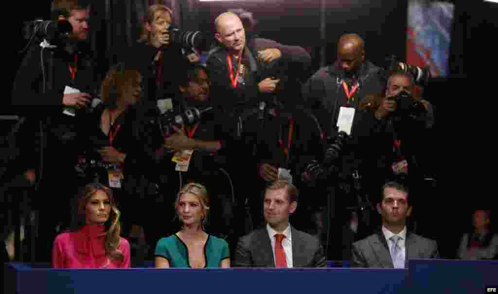 De izquierda a derecha, Melania Trump, la esposa de Donal Trump, Ivanka Trump, hija del candidato y los hijos de este, Eric y Donald Jr.