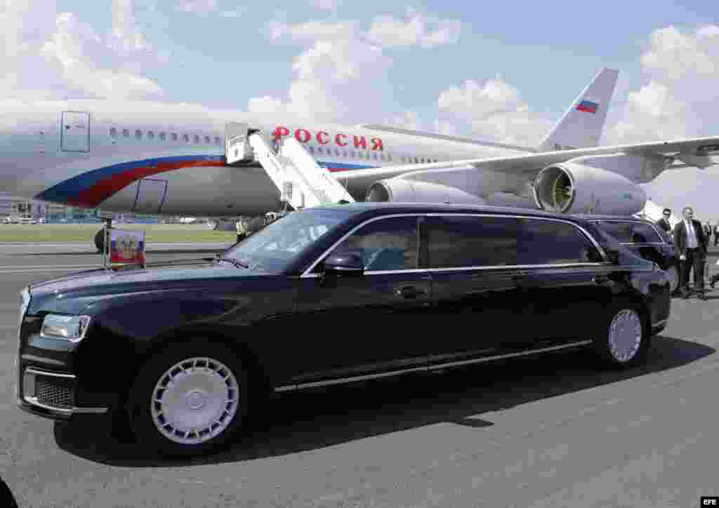 La limusina de Vladímir Putin a su llegada al aeropuerto de Helsinki (Finlandia).