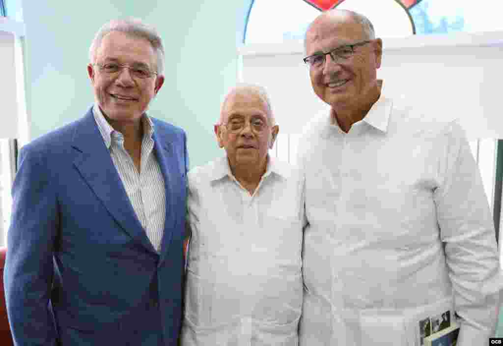 De izq. a der. Benjamín León, Julio Estorino y el Dr. Rafael Peñalver durante la presentación del libro “Biografía de un hombre de Dios" de Agustín Román. Foto OCB/ Roberto Koltun.