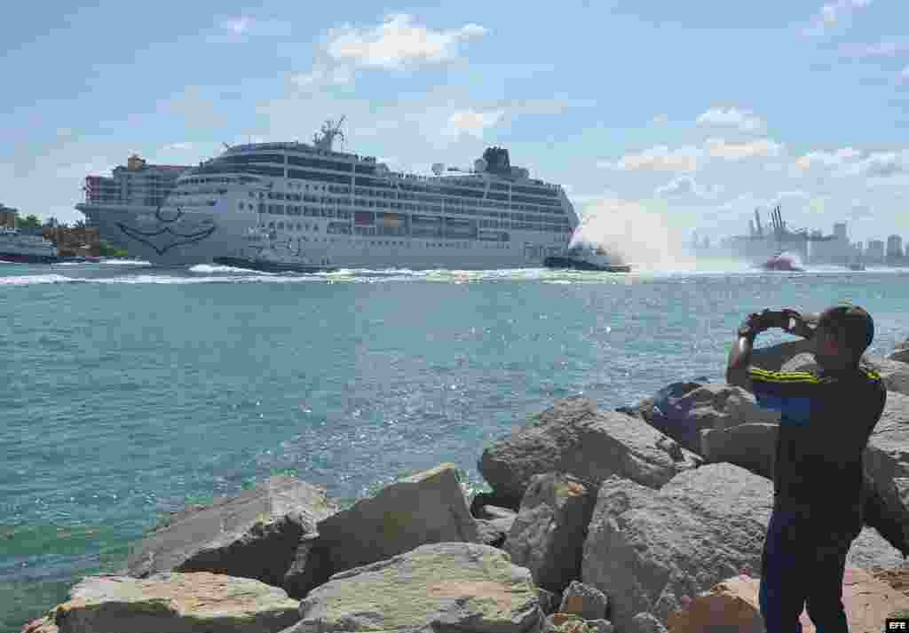 Un hombre toma desde tierra una fotografía a la embarcación de la compañía Fathom, filial de Carnival, el Adonia hoy, domingo 01 de mayo de 2016, en su viaje inaugural de 7 días a Cuba, en el puerto de Miami. 