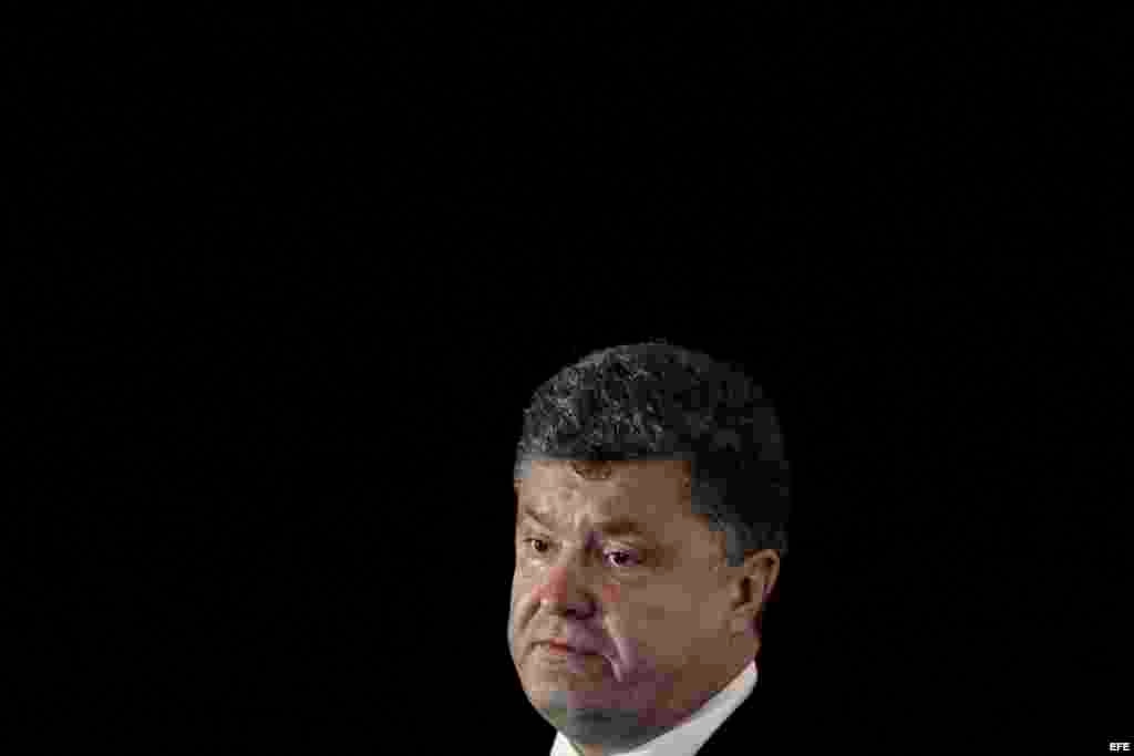 Fotografía de archivo fechada el 9 de diciembre de 2014 que muestra al presidente ucraniano, Petro Poroshenko, durante una conferencia en Singapur. La mayor filtración periodística de la historia, dada a conocer ayer, 3 de abril de 2016, y en la que ha p