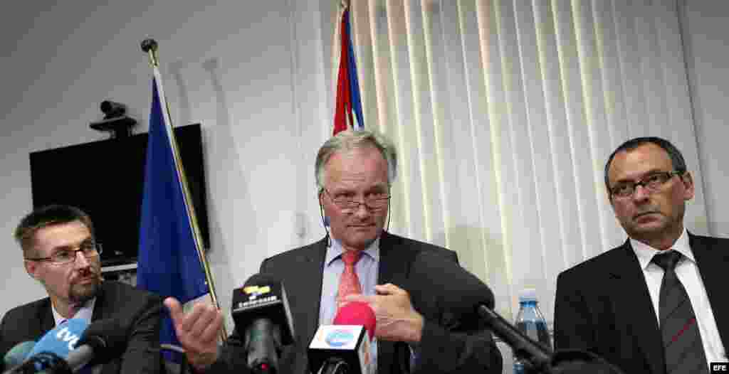 2014.- El director general para las Américas del Servicio Europeo de Acción Exterior (SEAE), Christian Leffler (c), habla junto a los funcionarios de la UE Ben Nupnau (i) y José Soler Carbo (d) durante una rueda de prensa en La Habana.