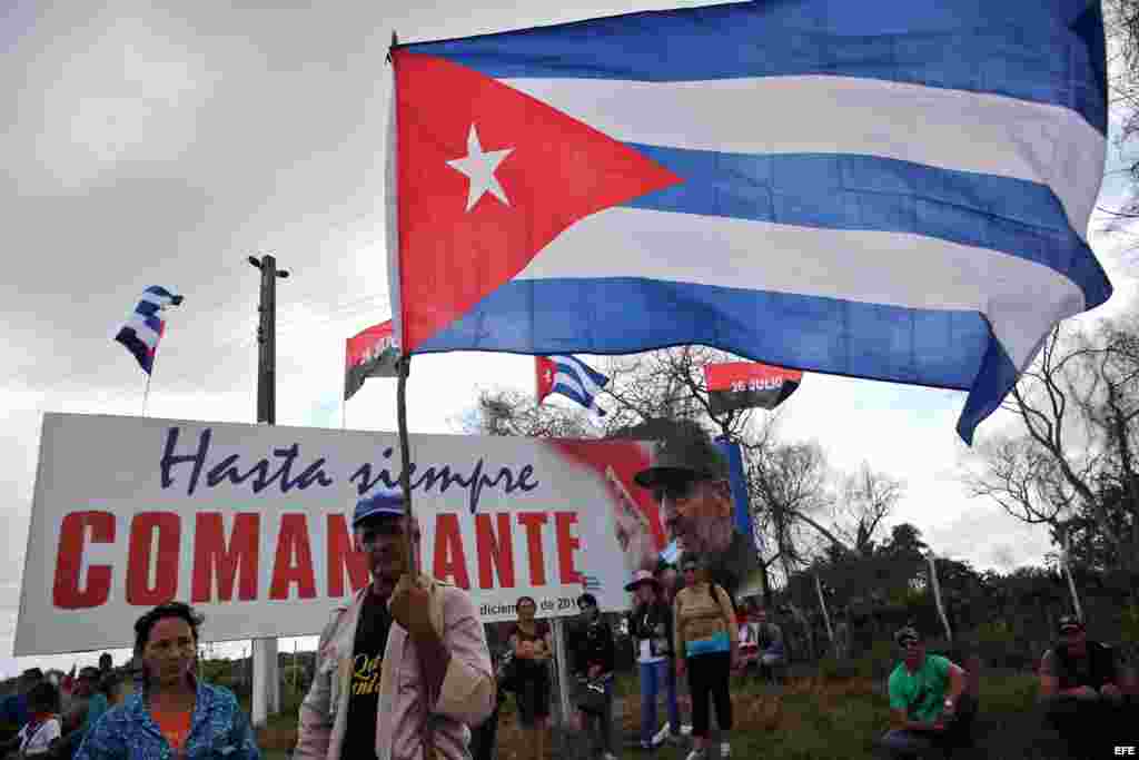 Un grupo de personas espera el paso de la caravana con las cenizas del fallecido líder cubano Fidel Castro hoy, jueves 1 de diciembre de 2016, en las afueras del pueblo de Jatibonico, en la provincia de Sancti Spiritus (Cuba). que partió desde la capital