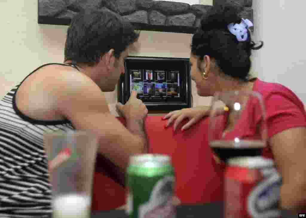 Una pareja de jóvenes cubanos hacen su pedido a través del wifi en un negocio privado, en La Habana.