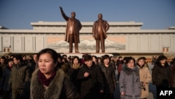 Ciudadanos de Pyongyang rinden tributo a Kim Il Sung (right.) en 76 aniversario de la fundación de Corea del Norte.