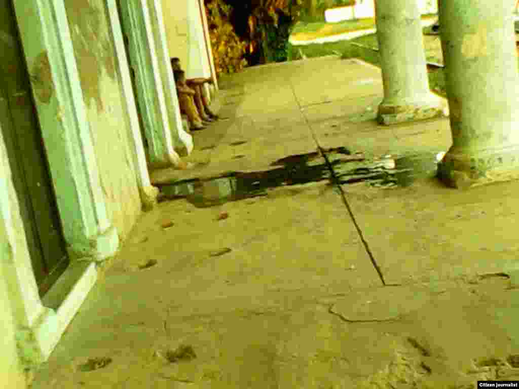 La estación de San Antonio de los Baños, en la provincia de Artemisa, amenaza con derrumbarse de un momento a otro, destaca el reportero Misael Aguilar Hernández.