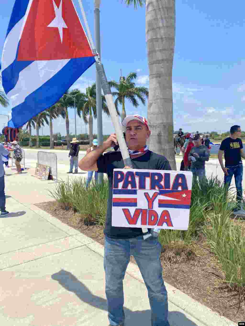 Patria y Vida en las camisetas de los exiliados.