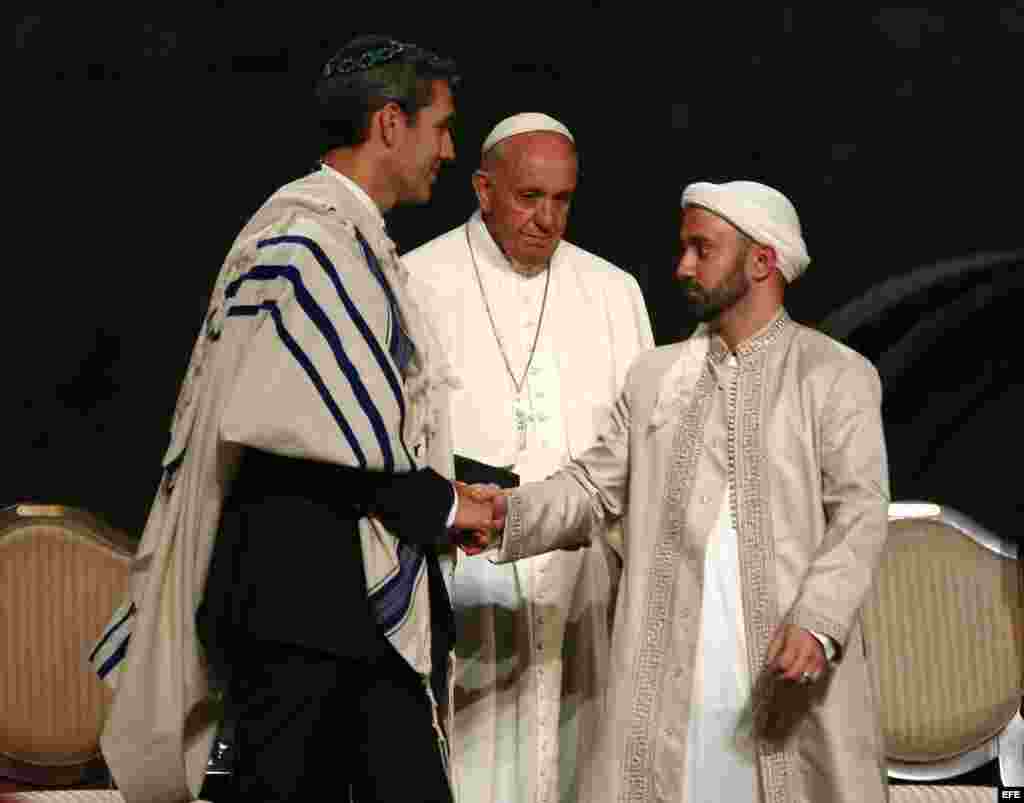 El papa Francisco (c) junto con un musulmán y a un judío durante un oficio multireligioso en el Memorial del 11-S en Nueva York.