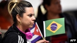 Una doctora cubana en el aeropuerto de Brasilia, antes de regresar a Cuba.