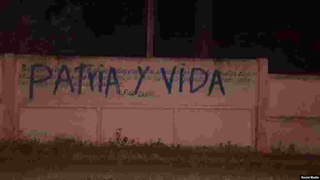 Un cartel con "PAtria y Vida" en el municipio santiaguero de Mella. (Foto: Ramón Bolano/Facebook)