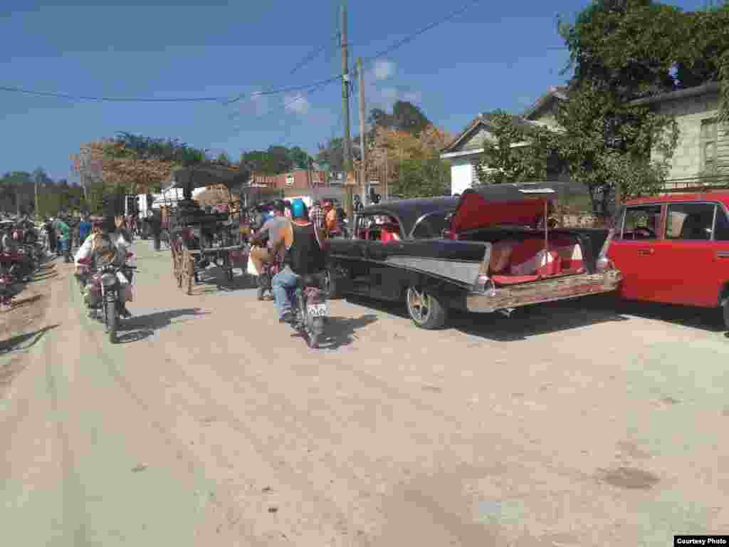 Colas para comprar gasolina en Velasco, Holguín. (Foto: Sorania Cruz Rosales)