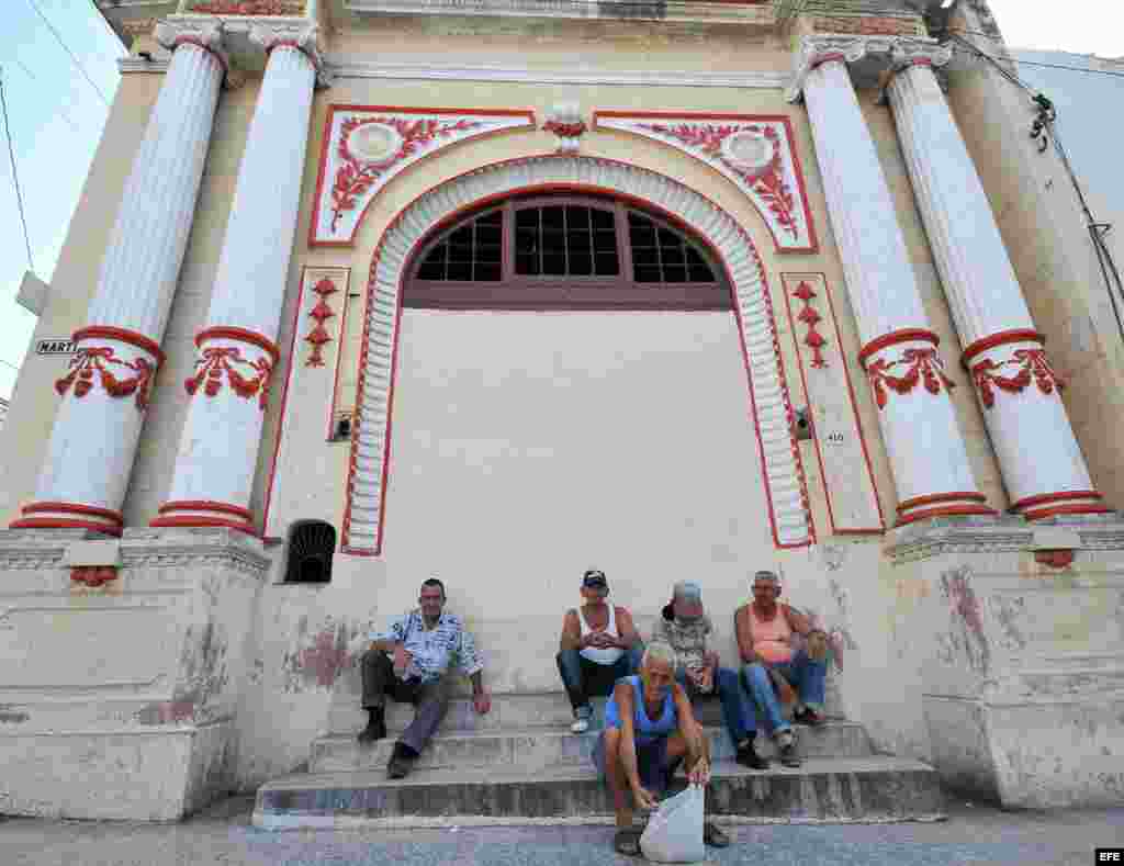 Varios ancianos conversan en la puerta de un antiguo teatro en el poblado de Regla, en La Habana. Foto Archivo. La población cubana es la más longeva de América, con un 18 % de los habitantes en la tercera edad.
