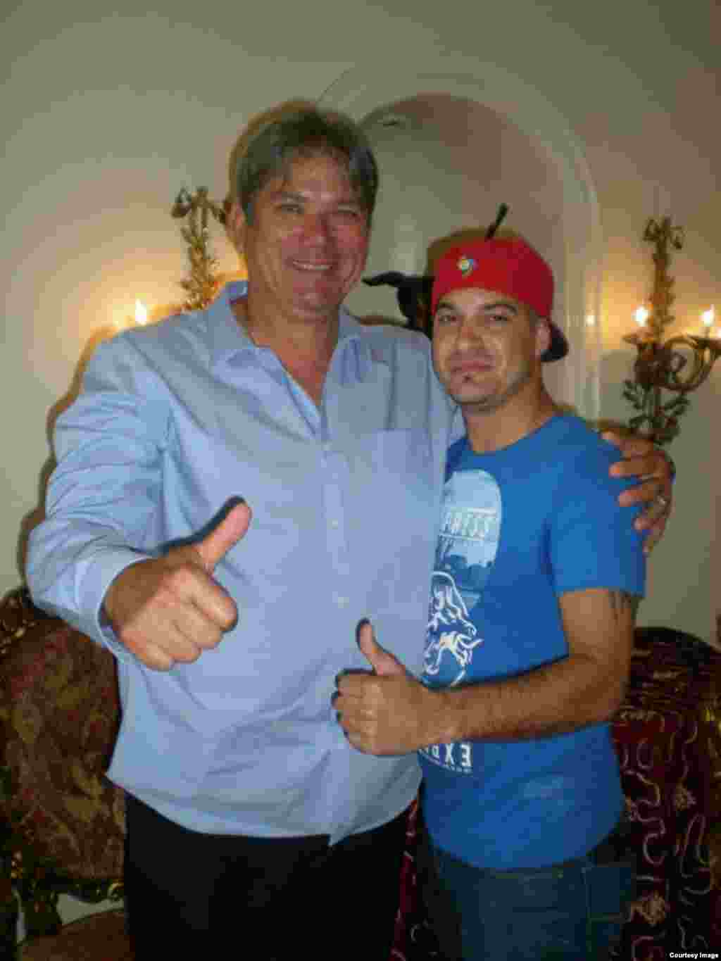 William Pérez con el estelar Rolando Arrojo. Cortesía de Glorias del béisbol cubano.